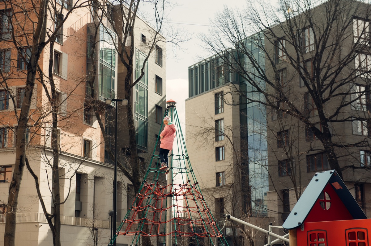 Пока взрослые с интересом слушали экскурсовода, Настя решила проверить питерских строителей на практике. Детская площадка в Смольном парке получает «зачет» Пока взрослые с интересом слушали экскурсовода, Настя решила проверить питерских строителей на практике. Детская площадка в Смольном парке получает «зачет»