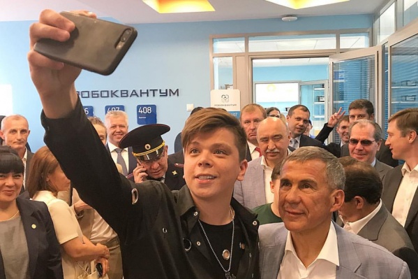 Поздравить певца приехал Рустам Минниханов Поздравить певца приехал Рустам Минниханов