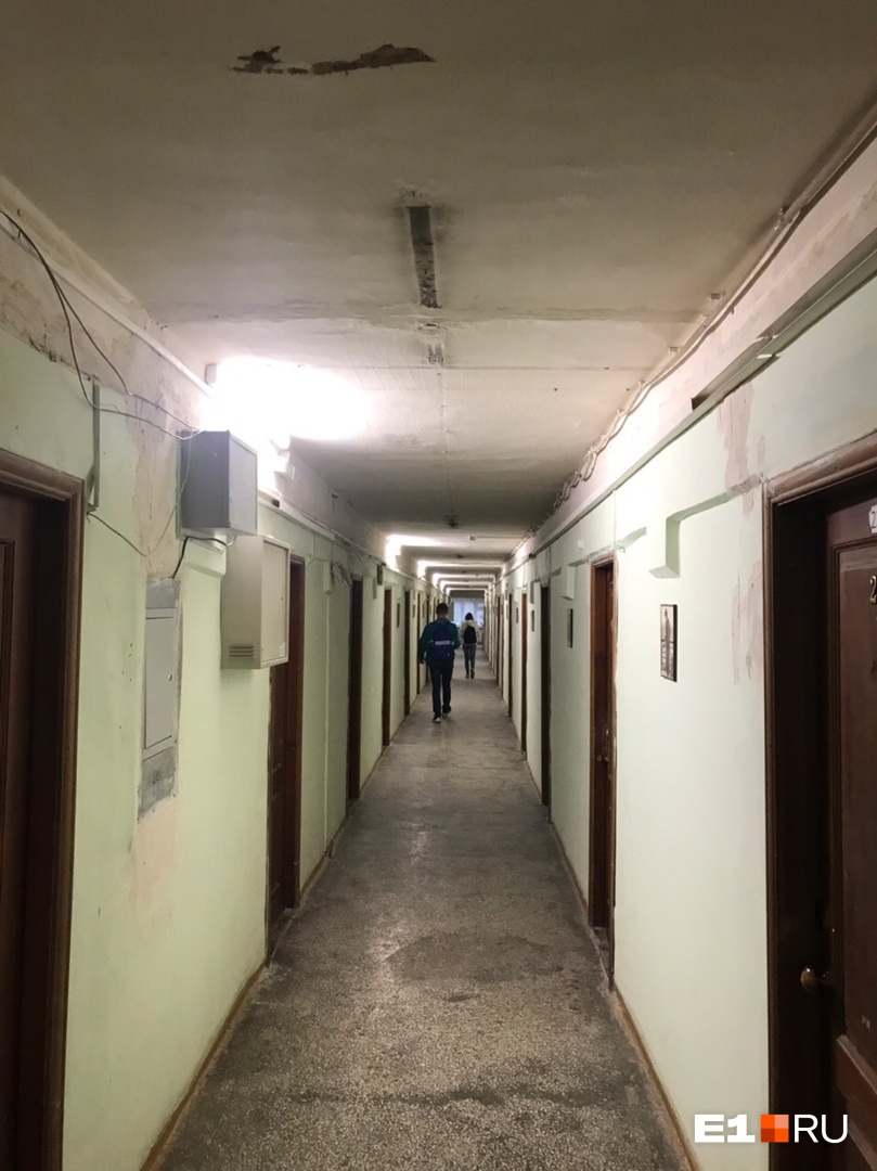 Коридор какой-то не особенно приветливый Коридор какой-то не особенно приветливый