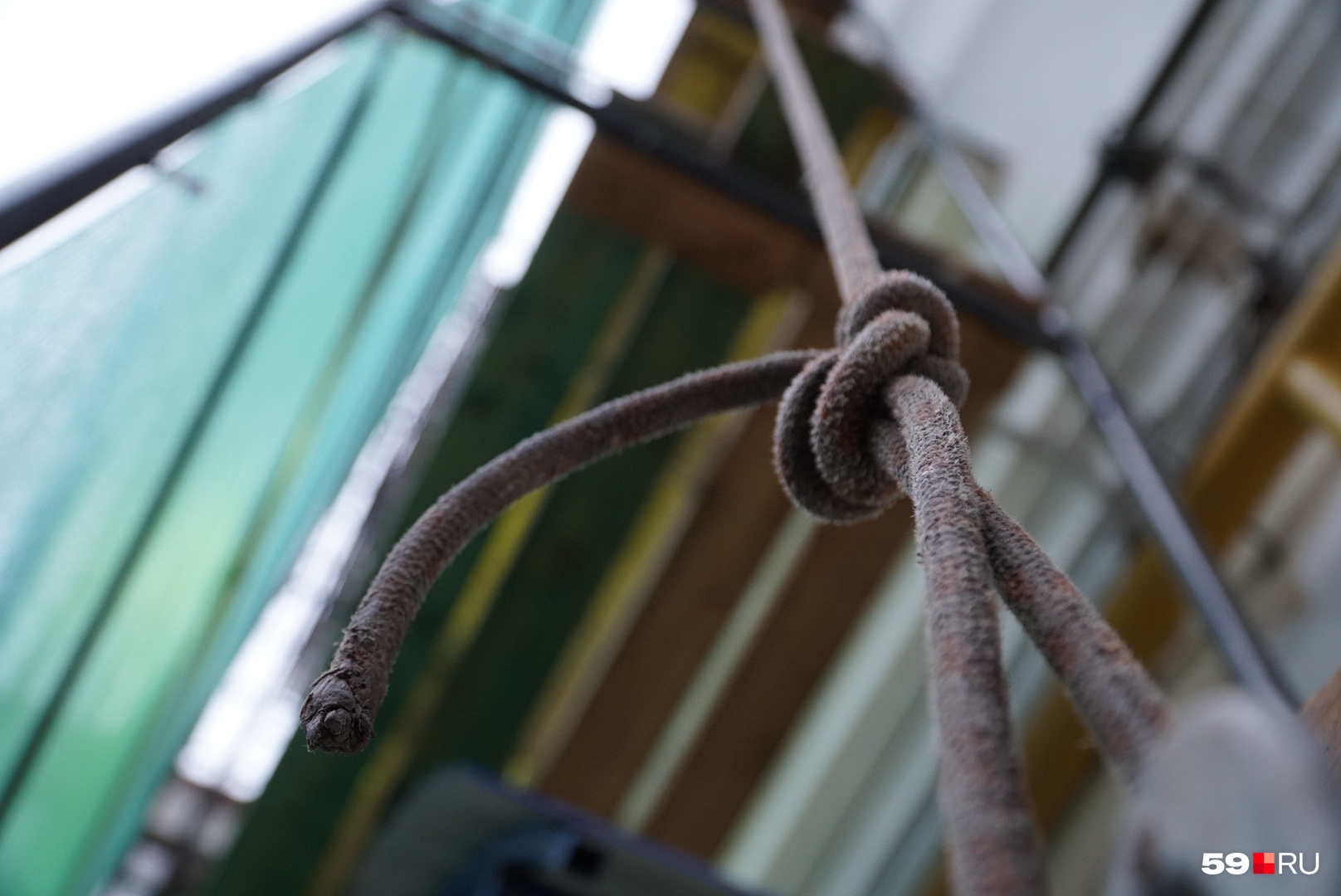 В Перми во время работы на жилом доме промышленному альпинисту перерезали веревку