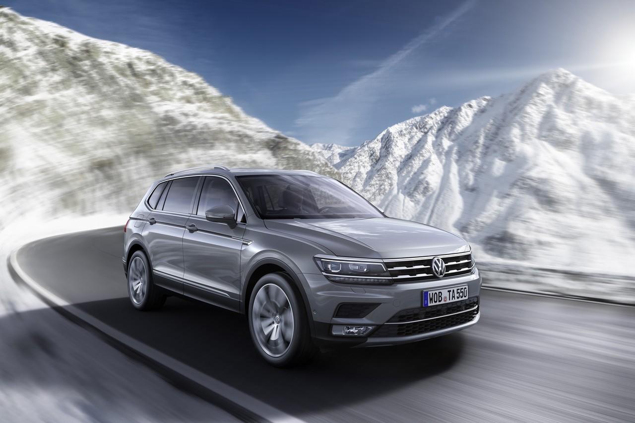 Volkswagen Tiguan — редкий пример автомобиля, который подешевел осенью 2019 года. Например, средняя комплектация Connect теперь стоит от 1,749 миллиона против 1,859 миллиона рублей до снижения цен Volkswagen Tiguan — редкий пример автомобиля, который подешевел осенью 2019 года. Например, средняя комплектация Connect теперь стоит от 1,749 миллиона против 1,859 миллиона рублей до снижения цен