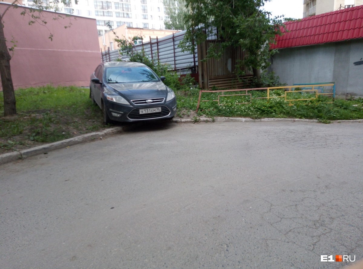 «Я паркуюсь как...»: автохамы в Екатеринбурге стали использовать цепи, чтобы их не эвакуировали