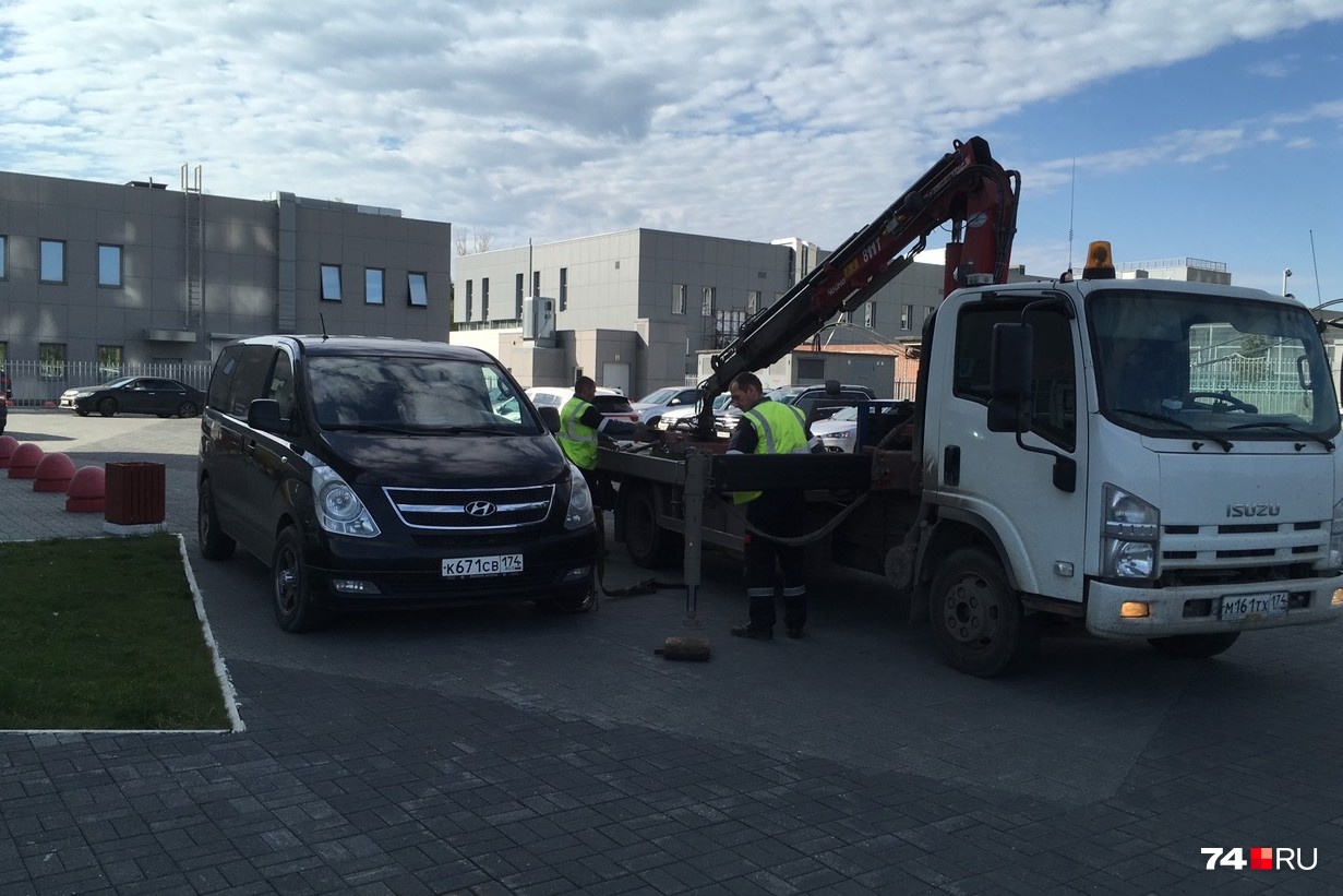 А этот Hyundai H1 готовят к эвакуации А этот Hyundai H1 готовят к эвакуации