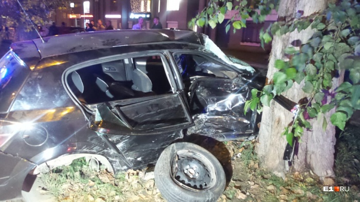 У Opel оторвало колесо, вся правая часть машины смята У Opel оторвало колесо, вся правая часть машины смята