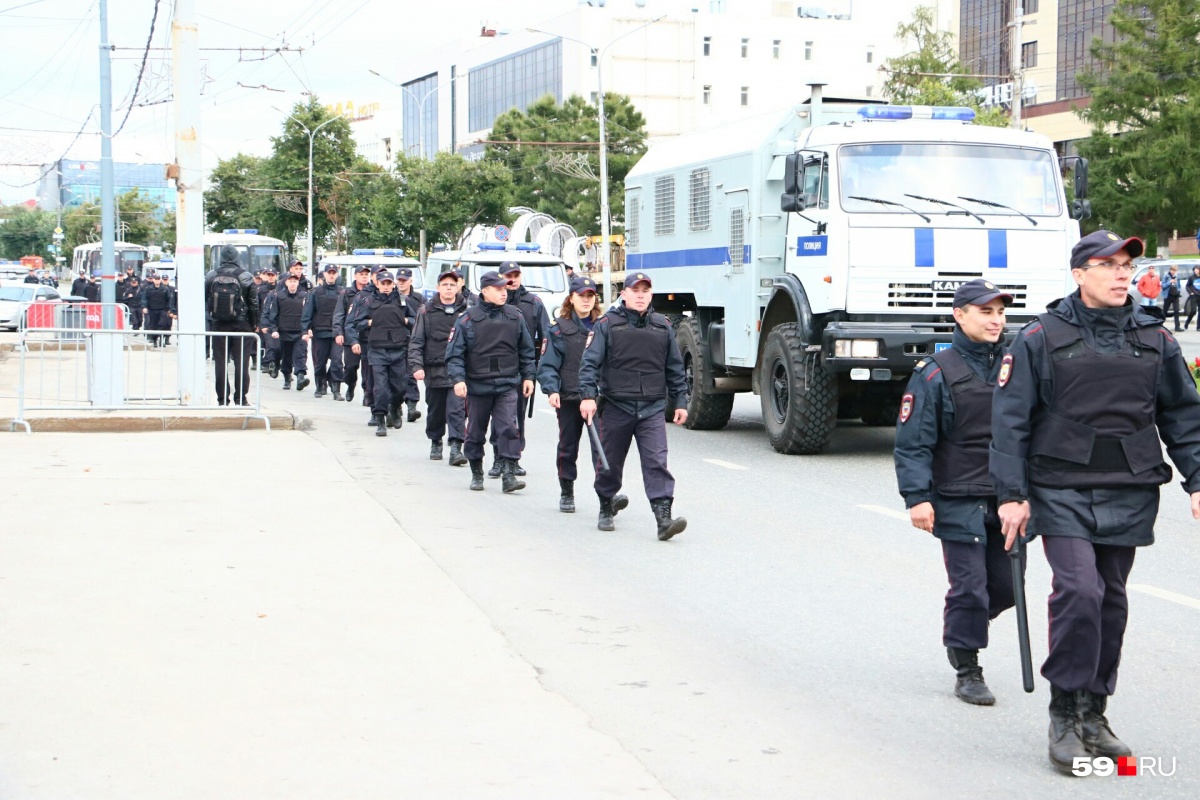 Полиция и ОМОН на улице Ленина. Такое в Перми впервые
