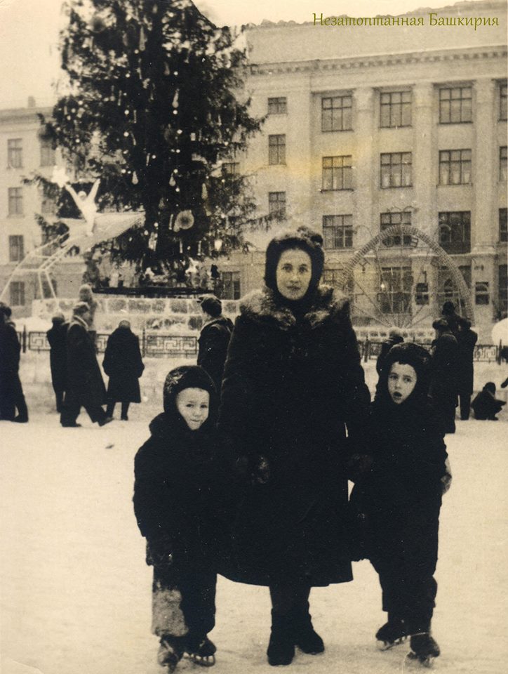 Мама молода и красива, а мальчишки еще верят в чудеса Мама молода и красива, а мальчишки еще верят в чудеса