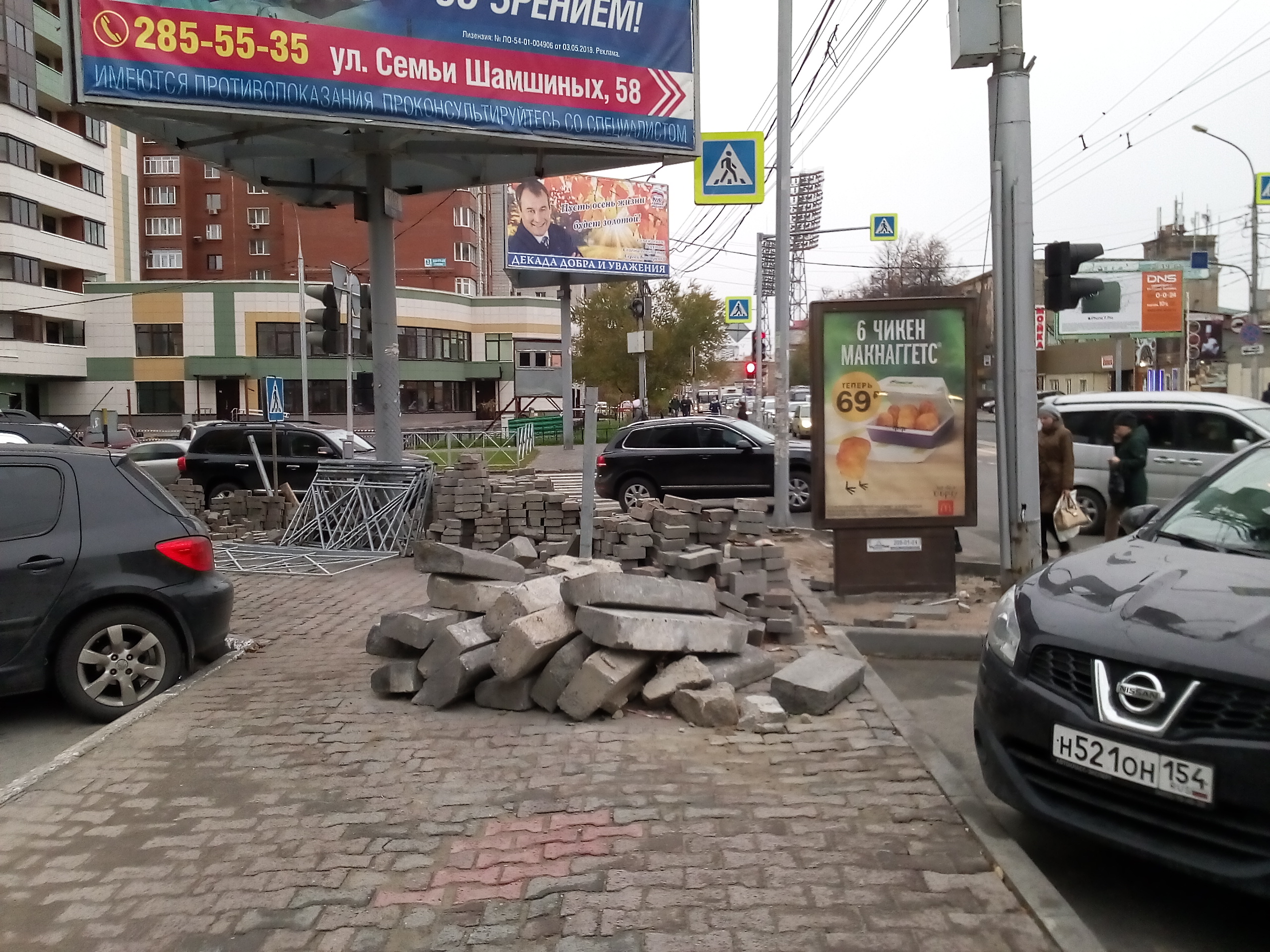 На тротуаре лежит не только плитка, но и старые поребрики На тротуаре лежит не только плитка, но и старые поребрики