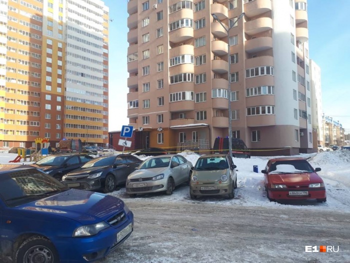Пространство вокруг дома огородили лентой Пространство вокруг дома огородили лентой