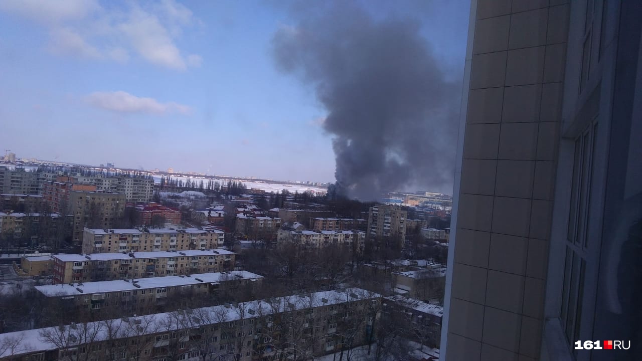 столб дыма. дымок видное. что за черный дым в районе аэропорта кольцово. авеню 32 абакан. дымок видное.