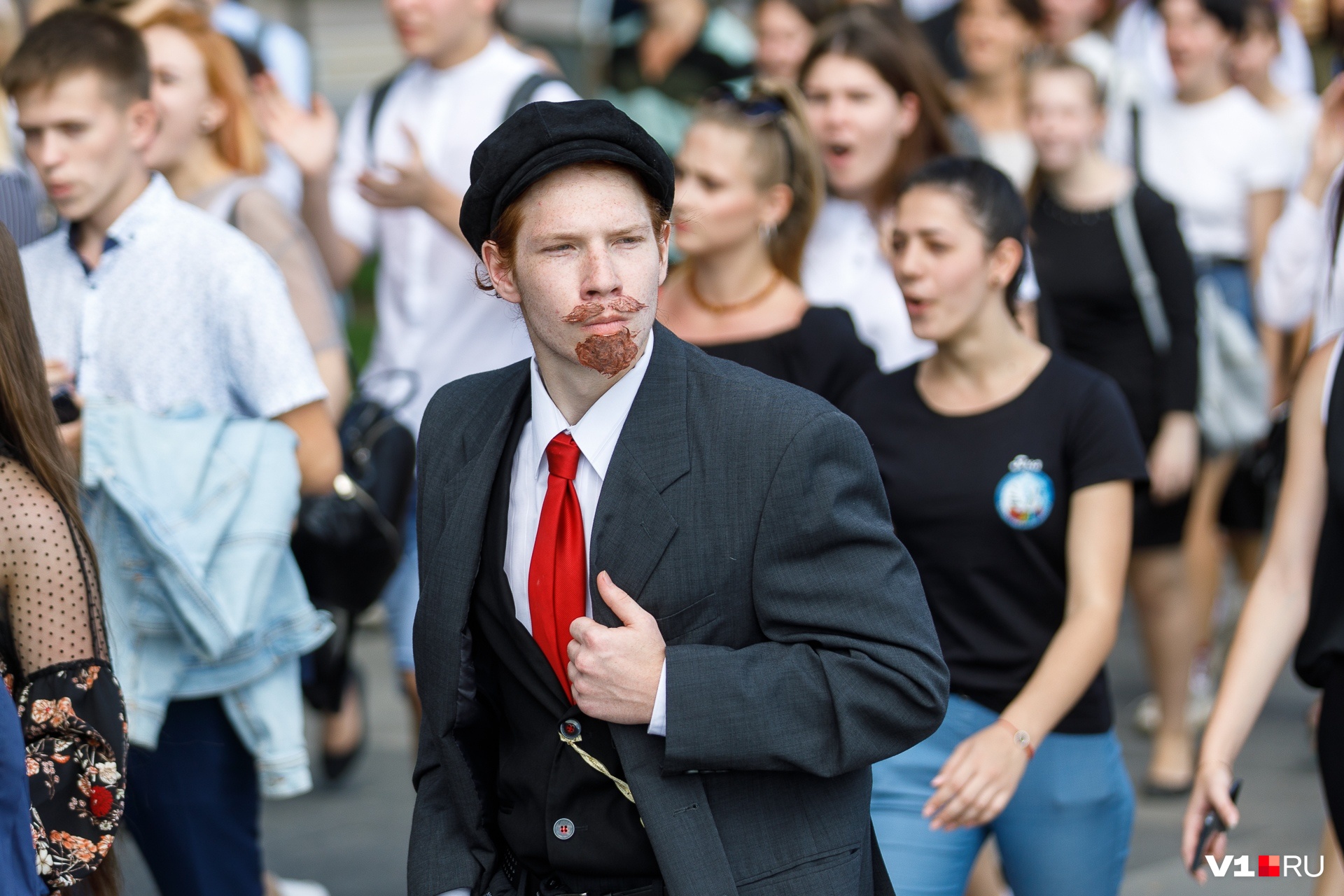 Волгоградские студенты прошли по центру города с молодоженами и Лениным: смотрим фото