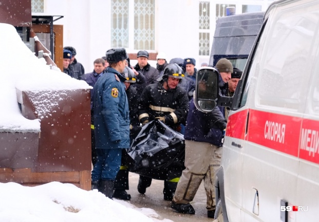 Выносят тела погибших Выносят тела погибших