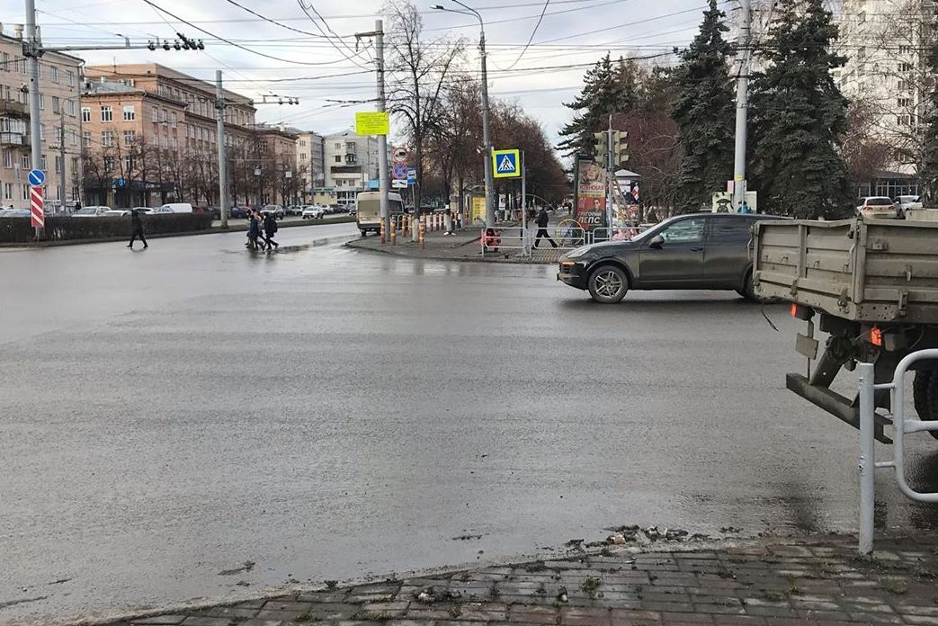 Пешеходный переход в районе «Уральских пельменей» после возвращения на прежнее место соединил между собой две прогулочные зоны в одну Пешеходный переход в районе «Уральских пельменей» после возвращения на прежнее место соединил между собой две прогулочные зоны в одну