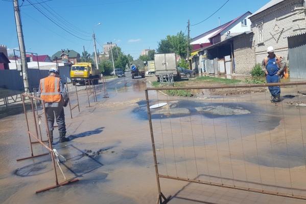 Хлынувшая вода испортила дорожное покрытие Хлынувшая вода испортила дорожное покрытие 
