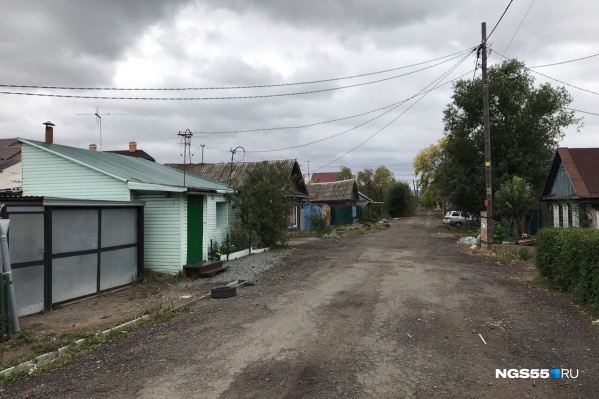 Слева по этой улице можно увидеть дом, во дворе которого обнаружили скелет Слева по этой улице можно увидеть дом, во дворе которого обнаружили скелет