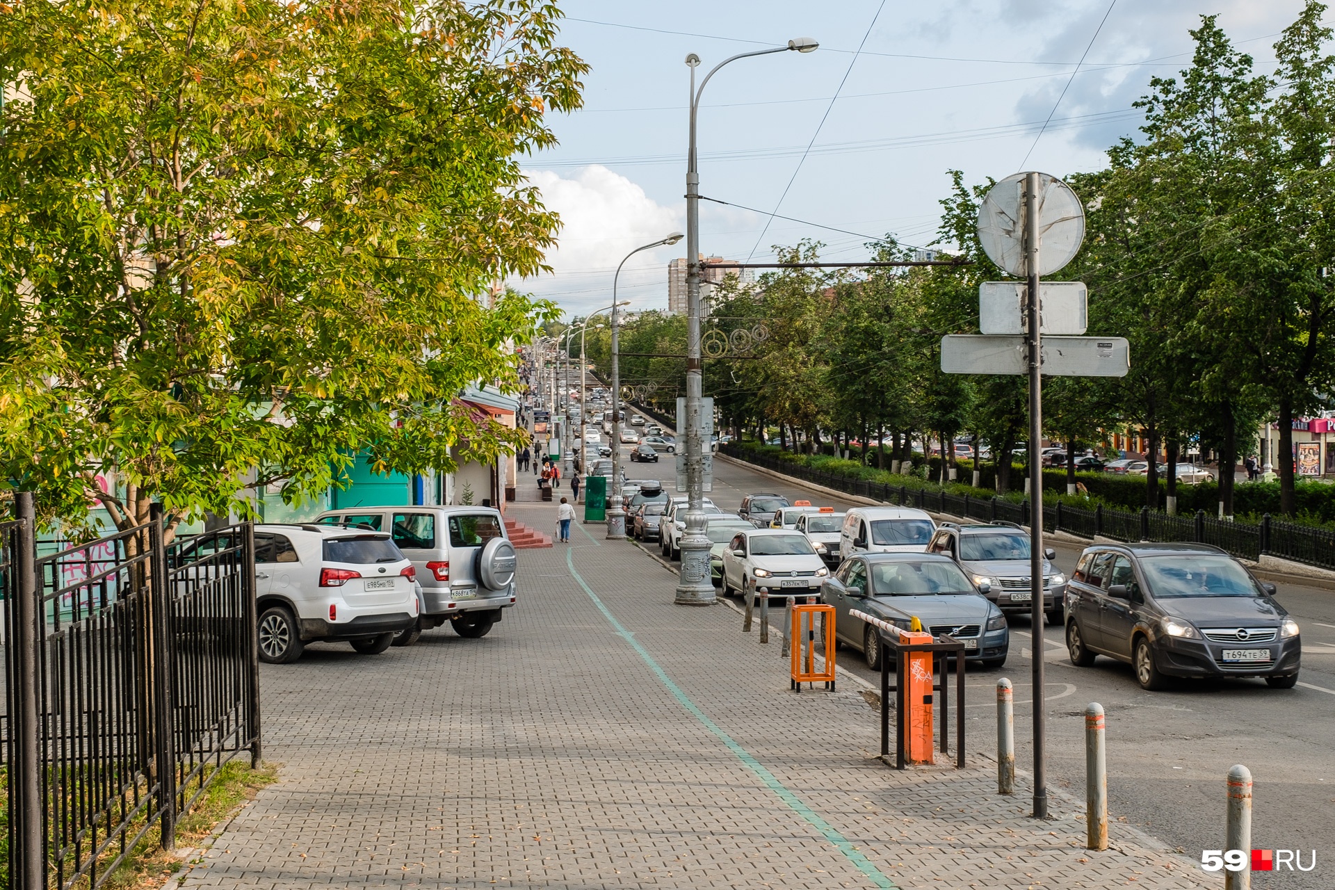 На фото невооруженным взглядом видно сужение тротуара около здания на Комсомольском проспекте, 10
