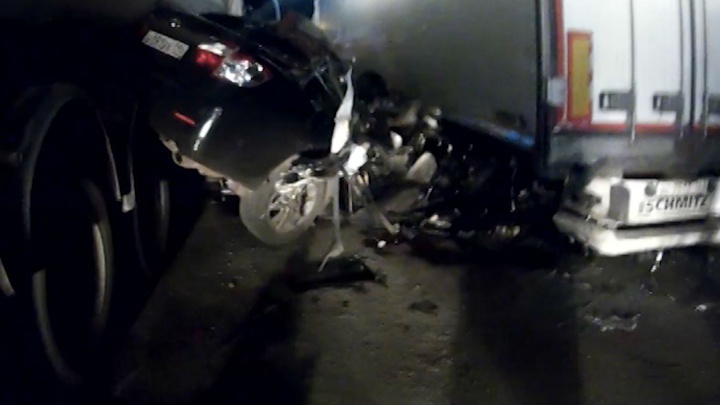 Момент аварии с Camry и фурой на трассе М-5 в Челябинской области попал на видео