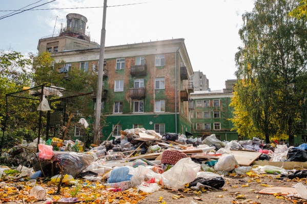Такую свалку снял в середине сентября наш фотограф у знаменитого «Дома грузчика», который знает вся Россия благодаря сериалу «Реальные пацаны» Такую свалку снял в середине сентября наш фотограф у знаменитого «Дома грузчика», который знает вся Россия благодаря сериалу «Реальные пацаны»