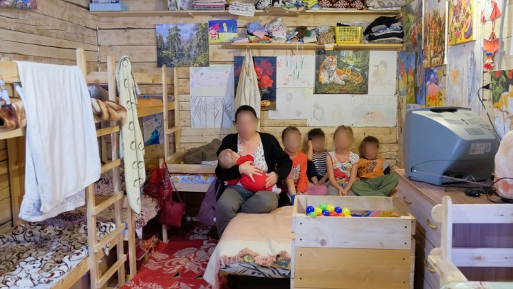 Семья с пятью детьми из Перми не смогла оплачивать ипотеку и переехала в дом из деревянных поддонов