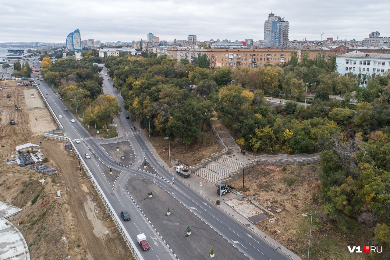 На центральной набережной Волгограда спилили деревья ради пешеходного моста