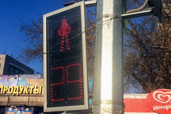 Светофор исправно работает, но на столбе он зафиксирован при помощи проволоки Светофор исправно работает, но на столбе он зафиксирован при помощи проволоки 