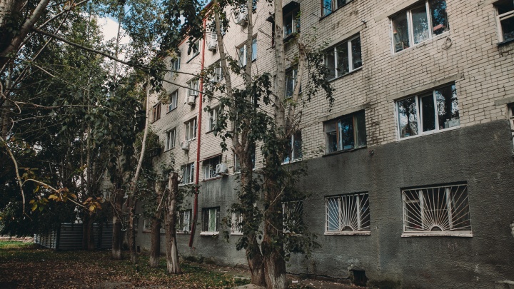 Общежитие на Ставропольской, из которого экстренно выселяли людей, снесут минимум через год