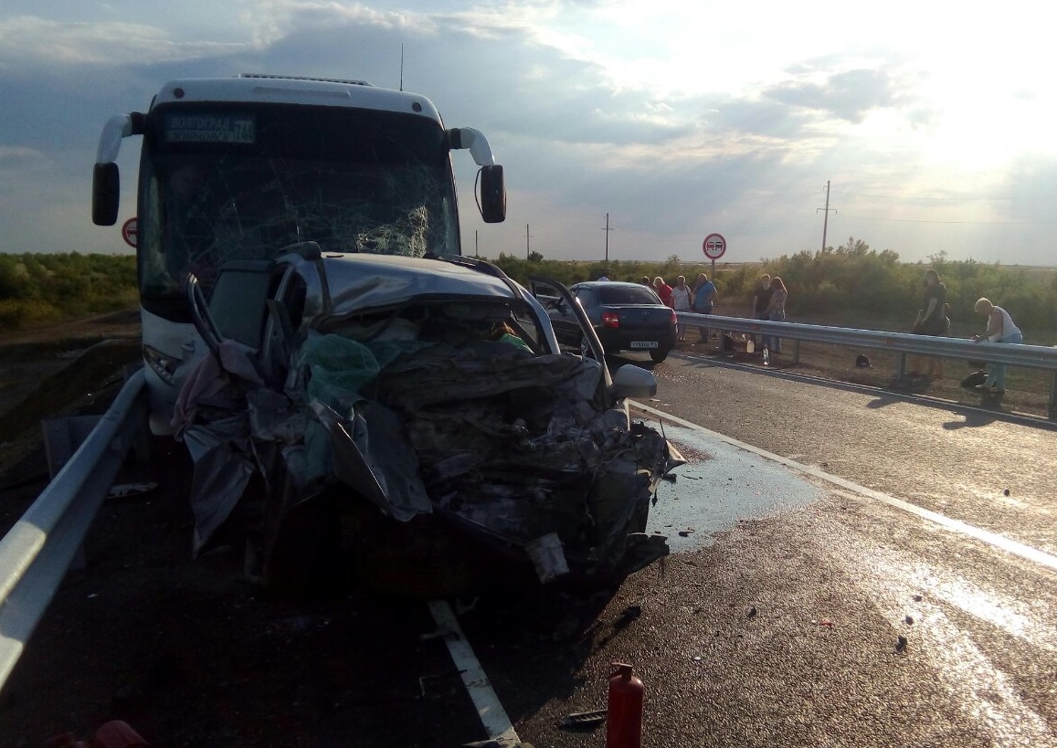 В жуткой аварии на трассе Волгоградской области погибли супруги