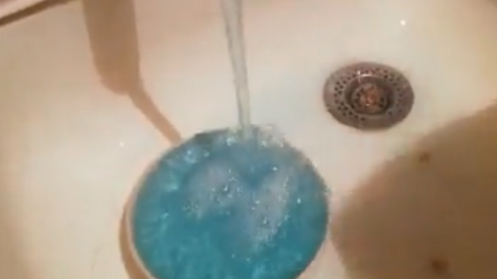 «Как это пить?»: жителей Башкирии напугала синяя вода из крана