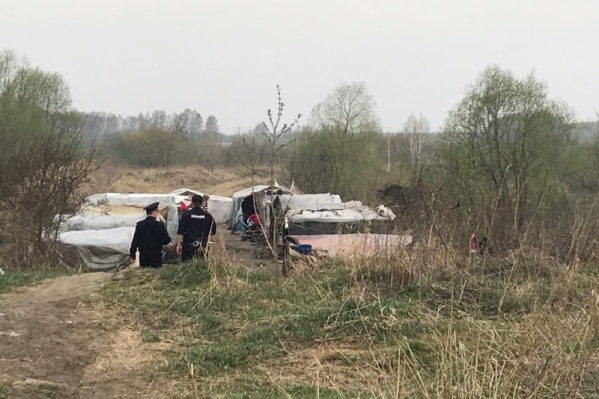 Палаточный лагерь мигранты разбили неподалёку от железнодорожной станции на Западном направлении Палаточный лагерь мигранты разбили неподалёку от железнодорожной станции на Западном направлении