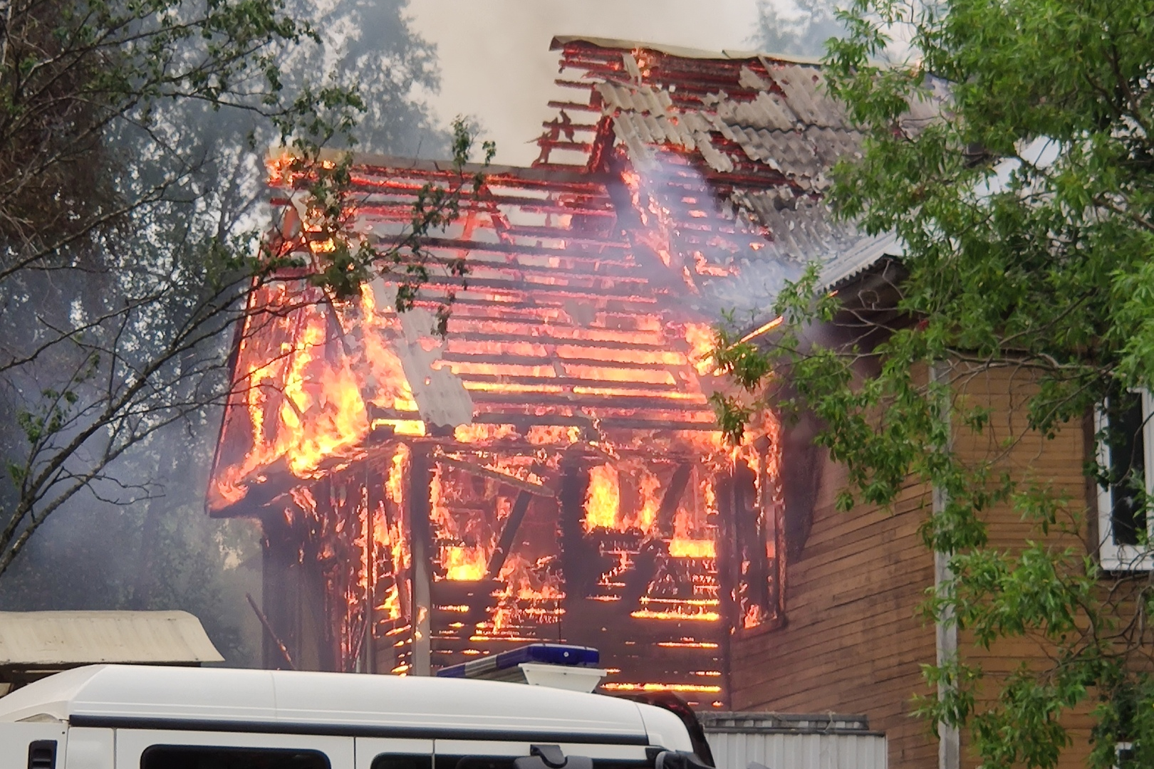 Двух человек спасли из горящего дома в Архангельске