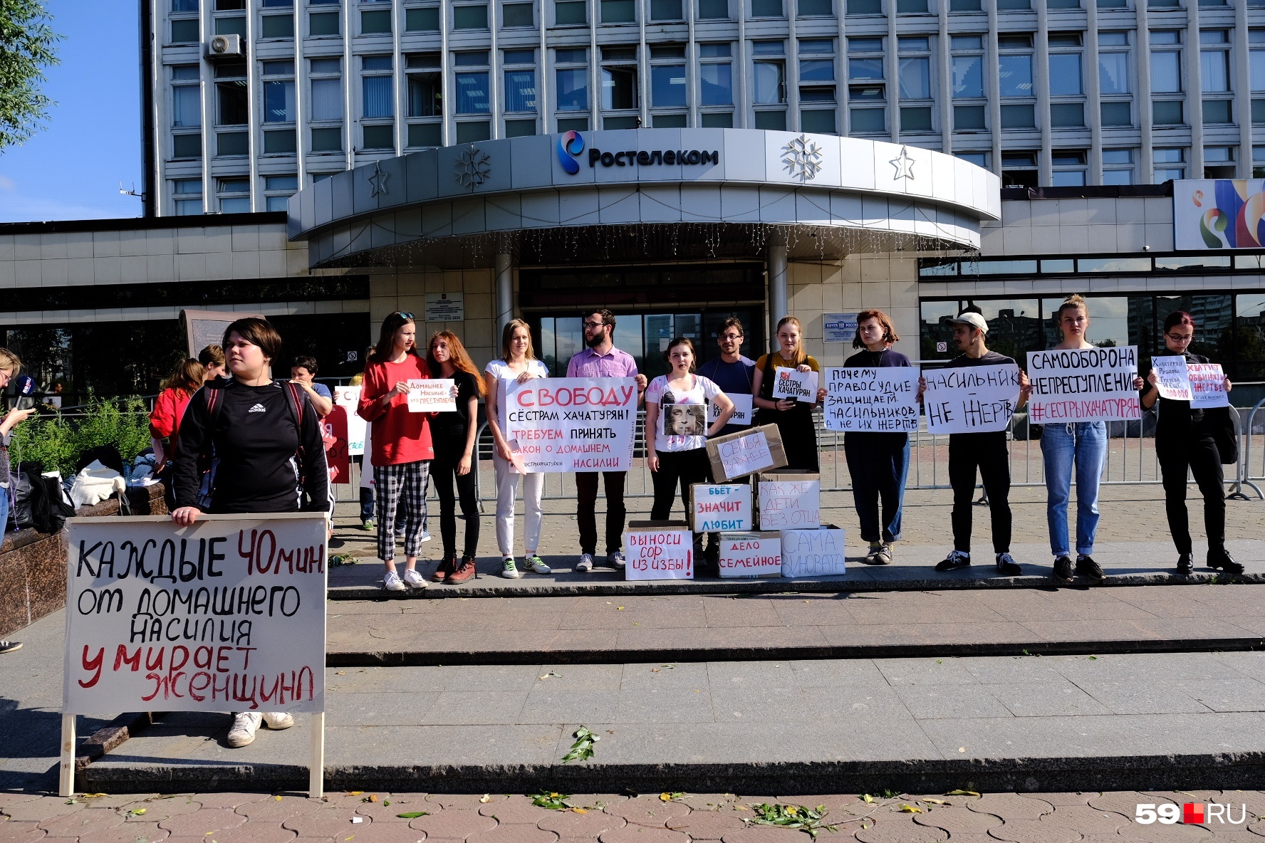 Участники еще только готовятся к пикету Участники еще только готовятся к пикету