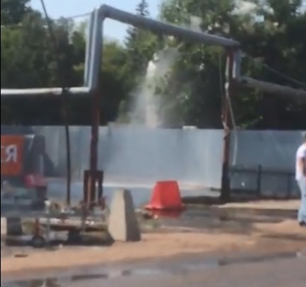 Неприятный «фонтан»: в Уфе прорвало трубу, столб воды заливает улицу