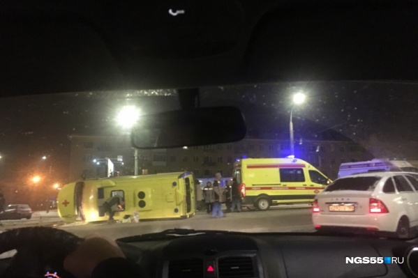 Реанимационный автомобиль долго лежал на боку Реанимационный автомобиль долго лежал на боку