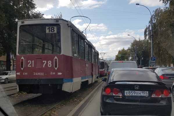 Из-за ДТП на перекрёстке собрались несколько трамваев Из-за ДТП на перекрёстке собрались несколько трамваев