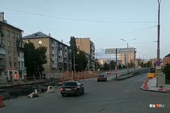 Вечером автомобилисты снова стали заезжать на мост Вечером автомобилисты снова стали заезжать на мост
