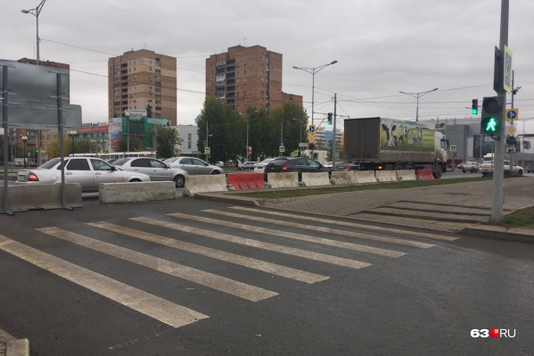 Рабочие установили бетонные блоки и пластиковые ограждения Рабочие установили бетонные блоки и пластиковые ограждения