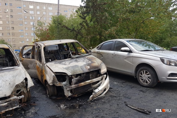 Сгоревшие машины были припаркованы близко друг к другу Сгоревшие машины были припаркованы близко друг к другу