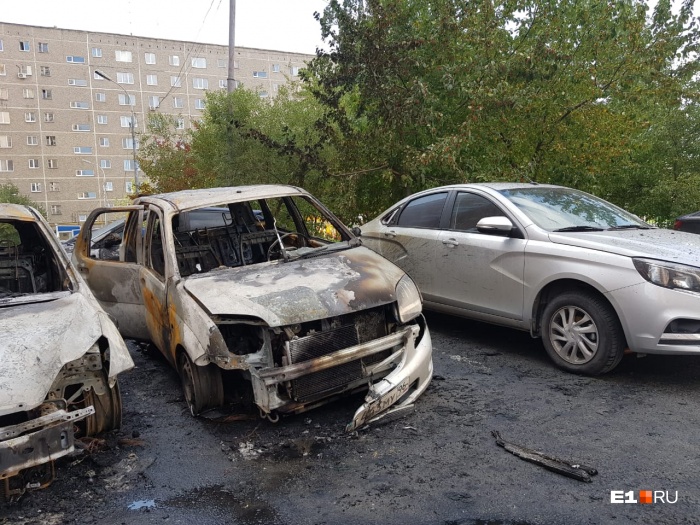 Сгоревшие машины были припаркованы близко друг к другу Сгоревшие машины были припаркованы близко друг к другу