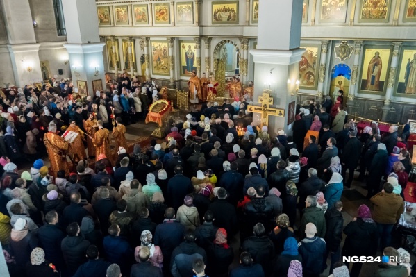 Автобусы также возят верующих домой после служб в Рождество Автобусы также возят верующих домой после служб в Рождество