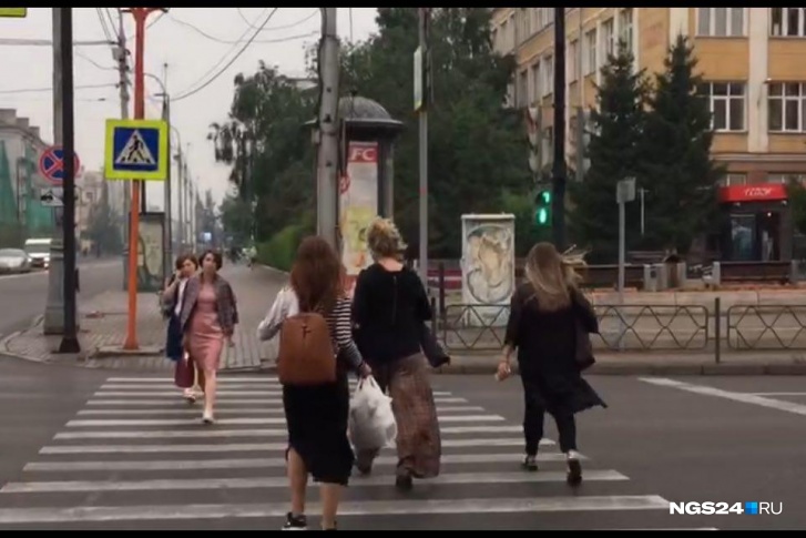 Новые светофоры работают только 15 секунд, но можно сразу перейти две улицы по диагонали Новые светофоры работают только 15 секунд, но можно сразу перейти две улицы по диагонали