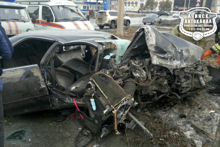 На месте аварии спасатели помогали выбраться водителю и пассажиру «Тойоты»