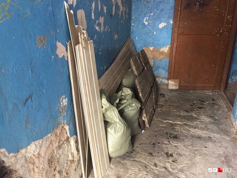 То, что осталось от потолка в ванной То, что осталось от потолка в ванной