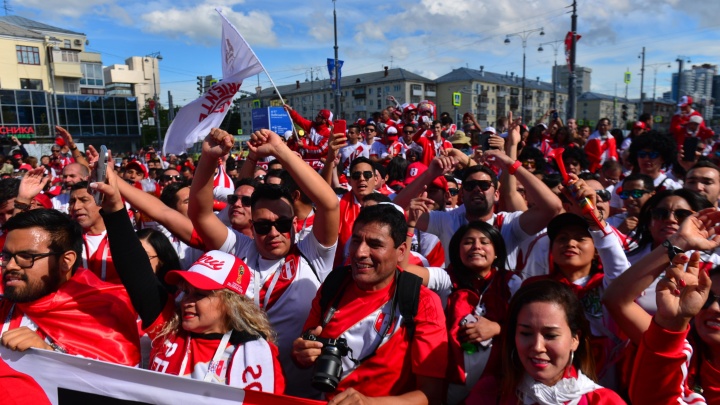 Меганашествие! Фанаты из Перу раскачали центр Екатеринбурга барабанами и песнями