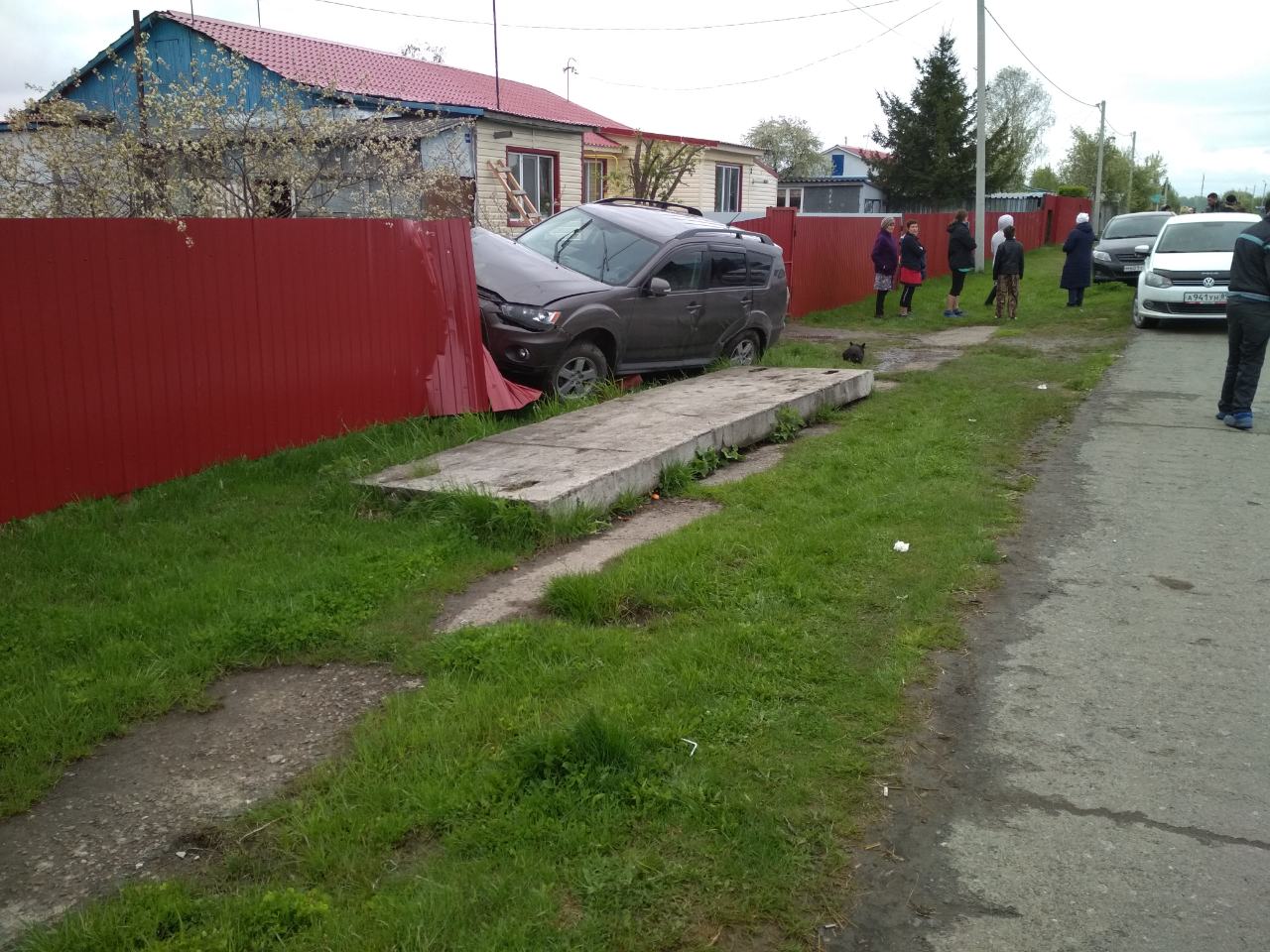 В Ялуторовском районе 46-летний мужчина врезался в забор на внедорожнике. Водитель погиб
