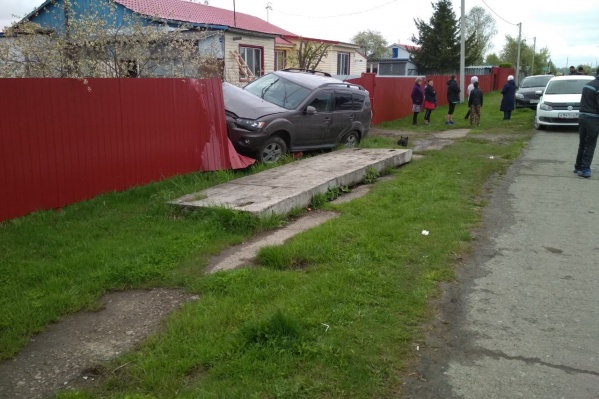 Иномарка смяла часть забора одного из жилых домов Иномарка смяла часть забора одного из жилых домов