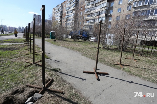 Вокруг площадки, где появится торговый центр, поставили ограждение Вокруг площадки, где появится торговый центр, поставили ограждение