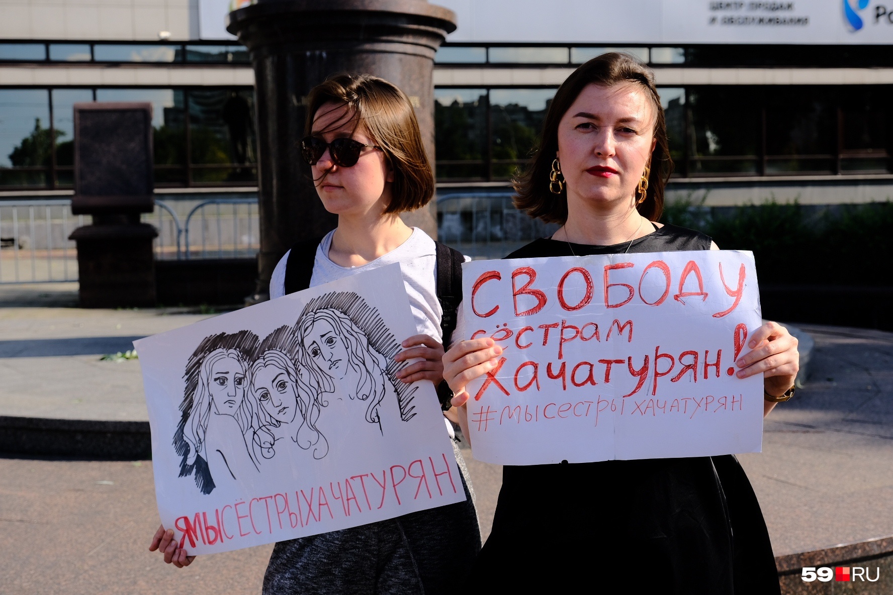 Одна из девушек даже пришла с портретом сестер Одна из девушек даже пришла с портретом сестер