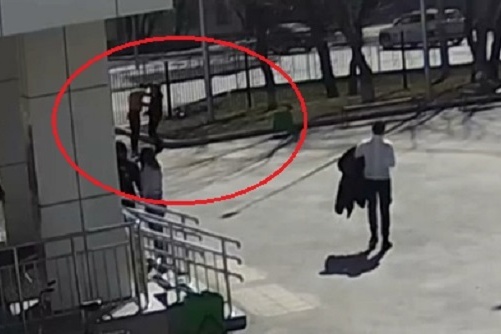 Драка попала в объектив уличной камеры, установленной на здании школы Драка попала в объектив уличной камеры, установленной на здании школы