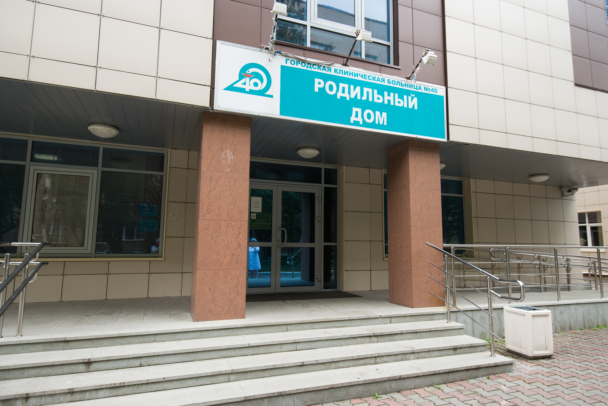 В больнице говорят, что иногда родственники устраивают целое шоу перед дверями родильного отделения В больнице говорят, что иногда родственники устраивают целое шоу перед дверями родильного отделения
