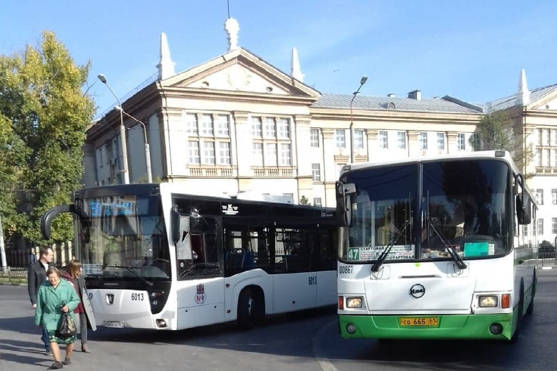 В Ростове на площади Народного ополчения столкнулись два автобуса