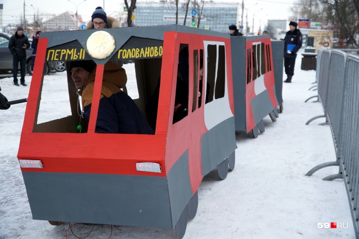Маршрут картонной электрички активистов пролегал мимо городской и краевой администрации Маршрут картонной электрички активистов пролегал мимо городской и краевой администрации 